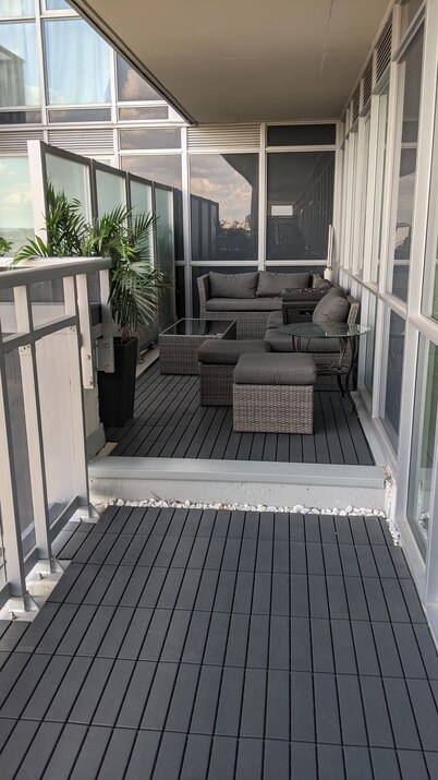 Luxury Condo- GO station, GYM, Pool, BBQs