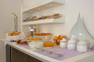 Colazione a buffet a pagamento, servita tutte le mattine 