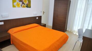 Coffres-forts dans les chambres, bureau, Wi-Fi gratuit, draps fournis