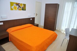 Zimmersafe, Schreibtisch, kostenloses WLAN, Bettwäsche