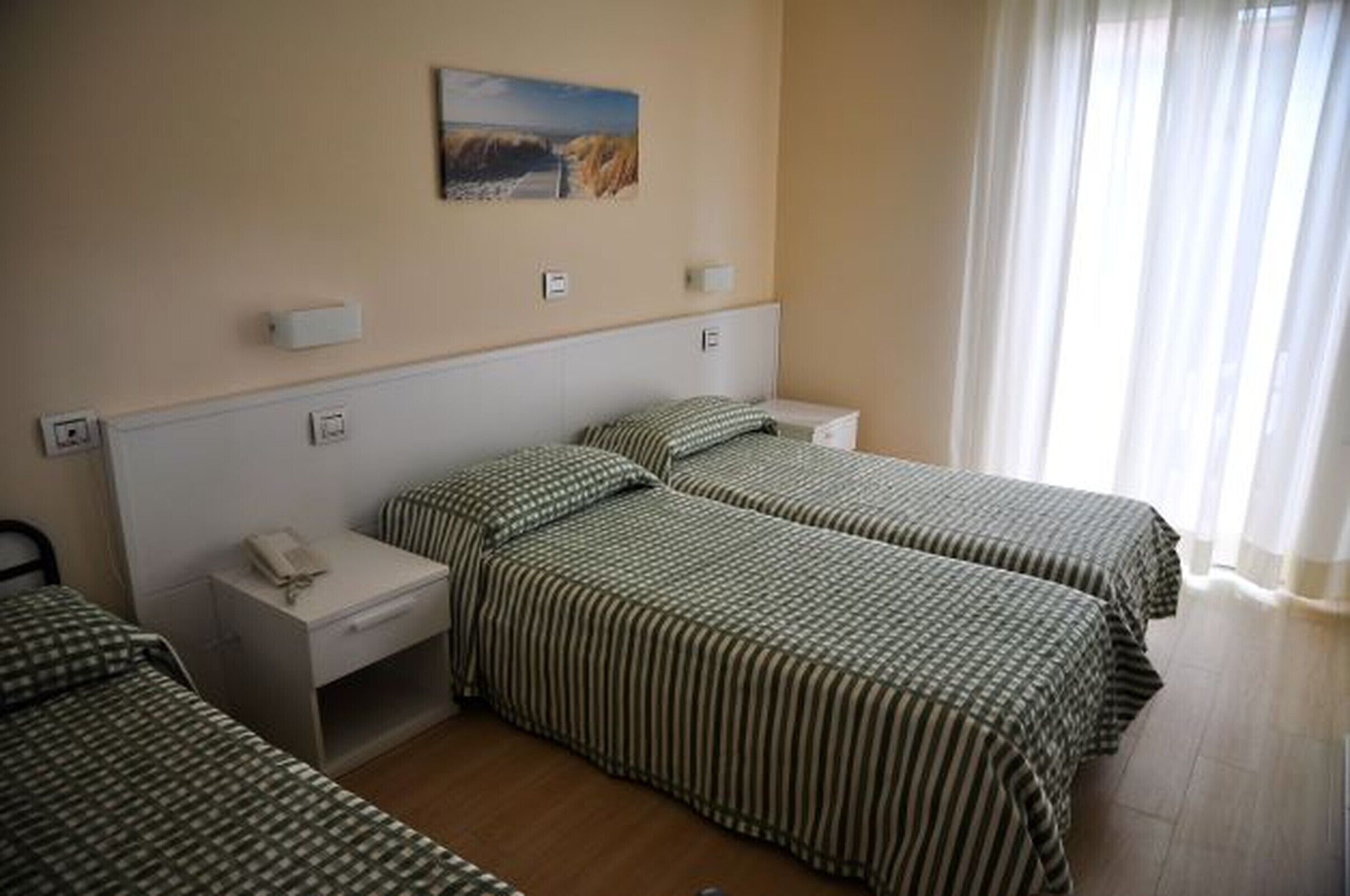 Coffres-forts dans les chambres, bureau, Wi-Fi gratuit, draps fournis