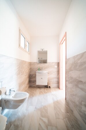 Douche, sèche-cheveux, bidet, serviettes fournies