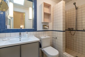 Combined shower/bathtub