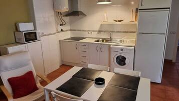 Frigorífico, microondas, placa de cocina y cafetera o tetera