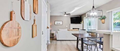 Télévision, cheminée