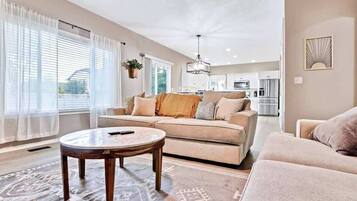 Fernseher, Kamin, Bücher