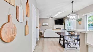 Fernseher, Kamin, Bücher