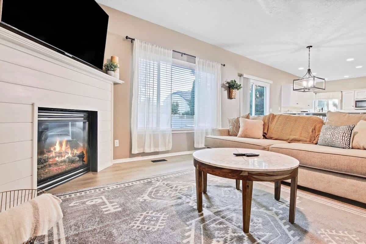 Televisie, een open haard en boeken