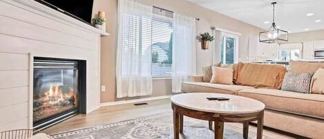 Televisie, een open haard en boeken