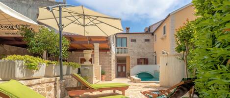 Utomhuspool och uppvärmd pool