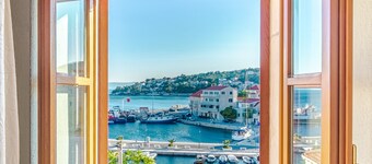 4 bedrooms seafront Villa LAURUS with heated pool accomodate 8 people