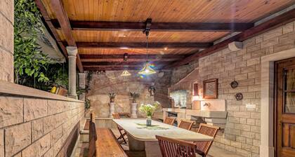 4 bedrooms seafront Villa LAURUS with heated pool accomodate 8 people