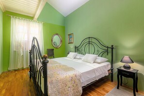 4 bedrooms, desk, soundproofing, iron/ironing board