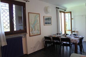 Dining - Fox's Den holiday home (Ispra)
