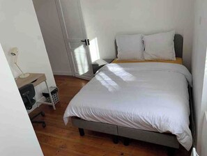 4 habitaciones, tabla de planchar con plancha, wifi y ropa de cama