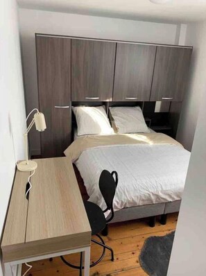 4 habitaciones, tabla de planchar con plancha, wifi y ropa de cama 