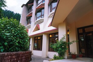Front of property - Sagar Resort (Manali)