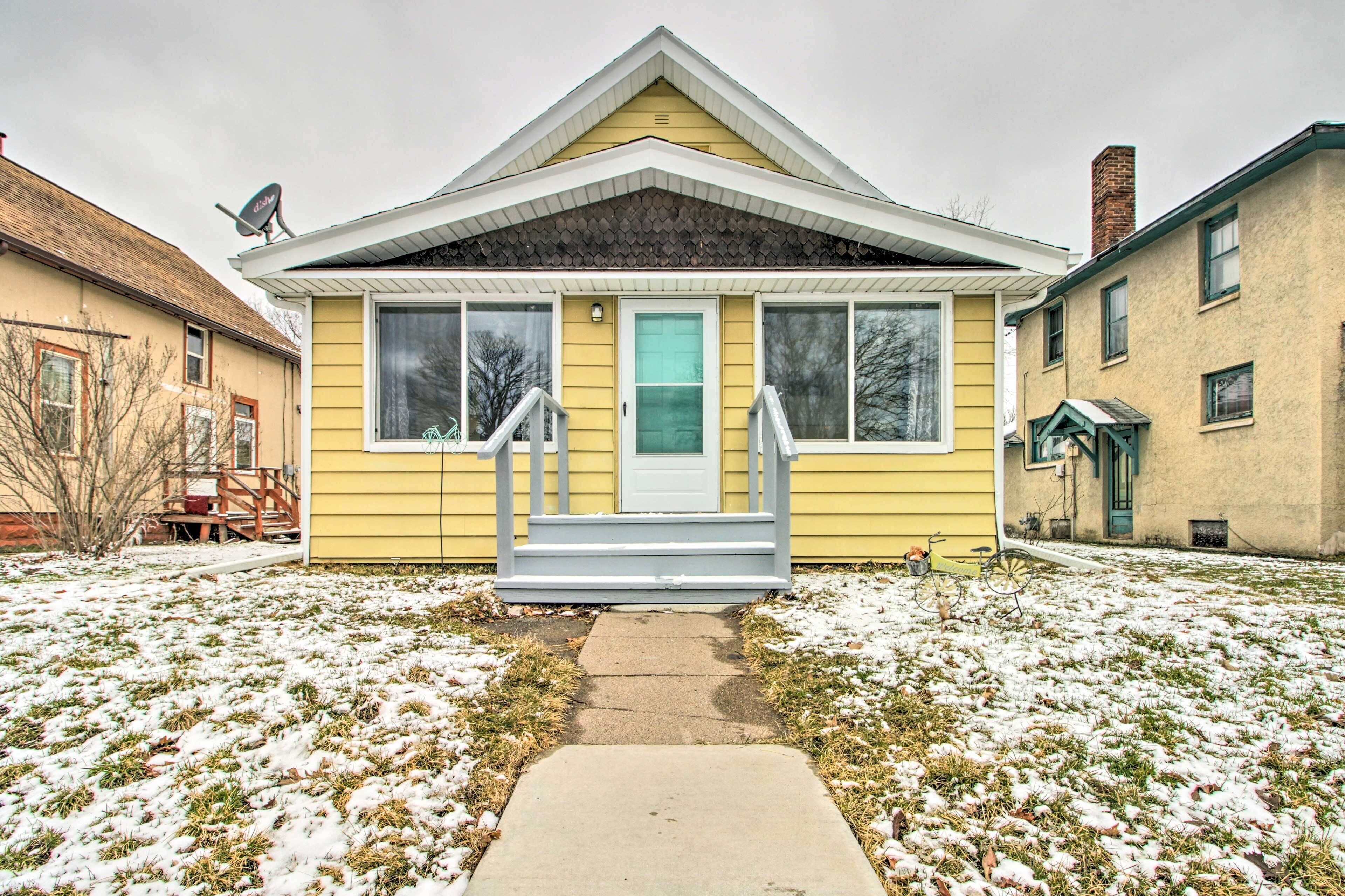 Bright Crosby Home - Walk to Main St & Beach!
