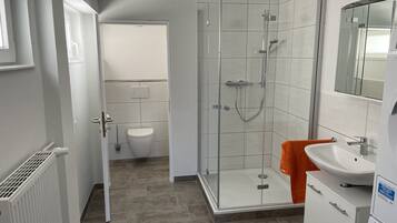 Dusche, Haartrockner, Handtücher, Seife