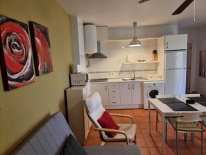 Fridge, microwave, stovetop, coffee/tea maker - Naturist house with courtyard in first line! (Vera)