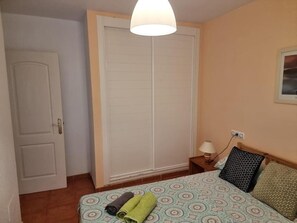 1 bedroom, iron/ironing board, travel crib, free WiFi - Naturist house with courtyard in first line! (Vera)