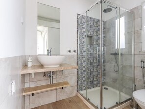 Hair dryer, towels - Vita Portucale | Design Apartment Campo Ourique (Lisboa)