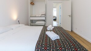 Ett hotellrum med en säng, en garderob och en spegel.