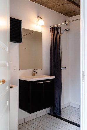Basic Apartment | Bathroom