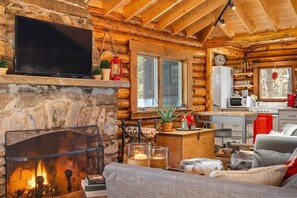 Smart TV y chimenea 