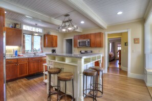 Kylskåp, mikrovågsugn, ugn och spishäll