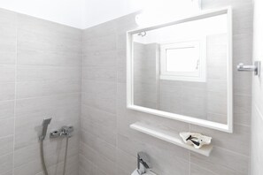 Doccia, asciugacapelli, asciugamani, carta igienica