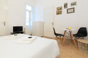 2 bedrooms, iron/ironing board, internet, bed sheets