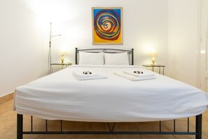 2 bedrooms, iron/ironing board, internet, bed sheets