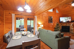 Dining - Pet friendly, secluded, nice hot tub-an adorable log cabin in a great location! (Sevierville)