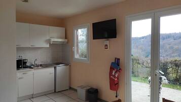 Een koelkast, een microgolfoven, een koffiezetapparaat/waterkoker