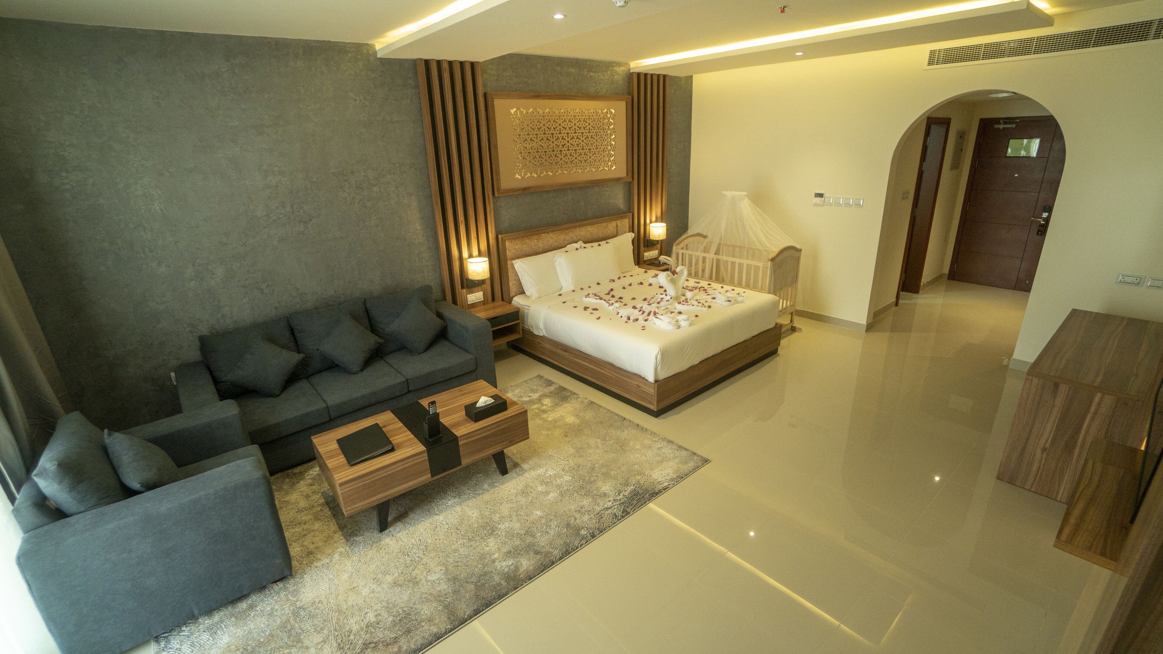 Deluxe Room | Minibar, in-room safe, blackout drapes, iron/ironing board