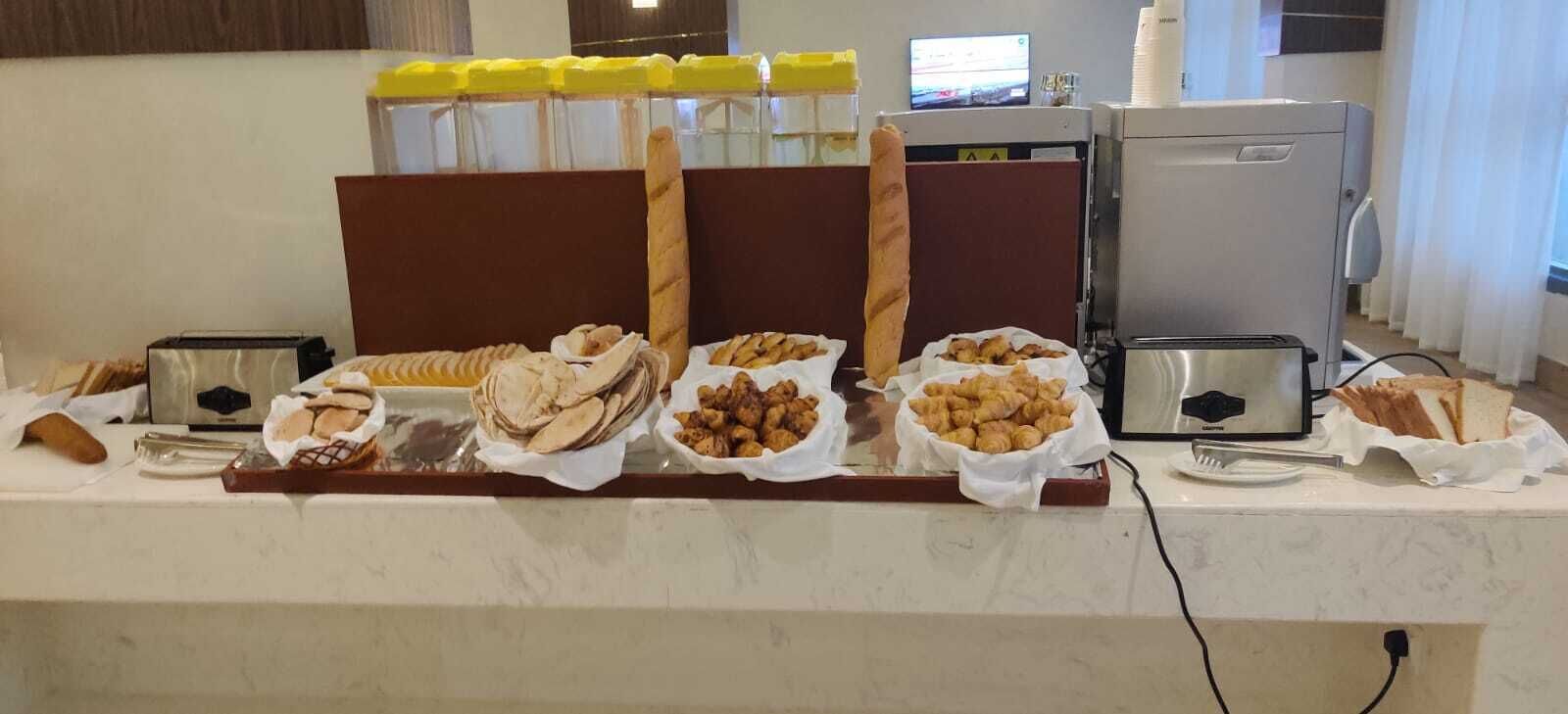 Een buffet met verschillende gebakjes en patisserie.