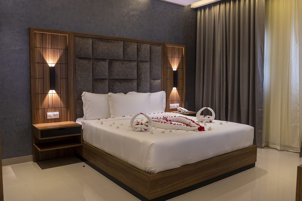 2 kamar tidur, minibar, brankas, dan tirai kedap cahaya