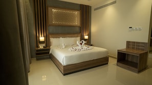 2 bedrooms, minibar, in-room safe, blackout curtains