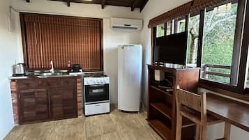 Comfort Studio Suite | Private kitchen | Fridge, microwave, cookware/dishes/utensils, cleaning supplies