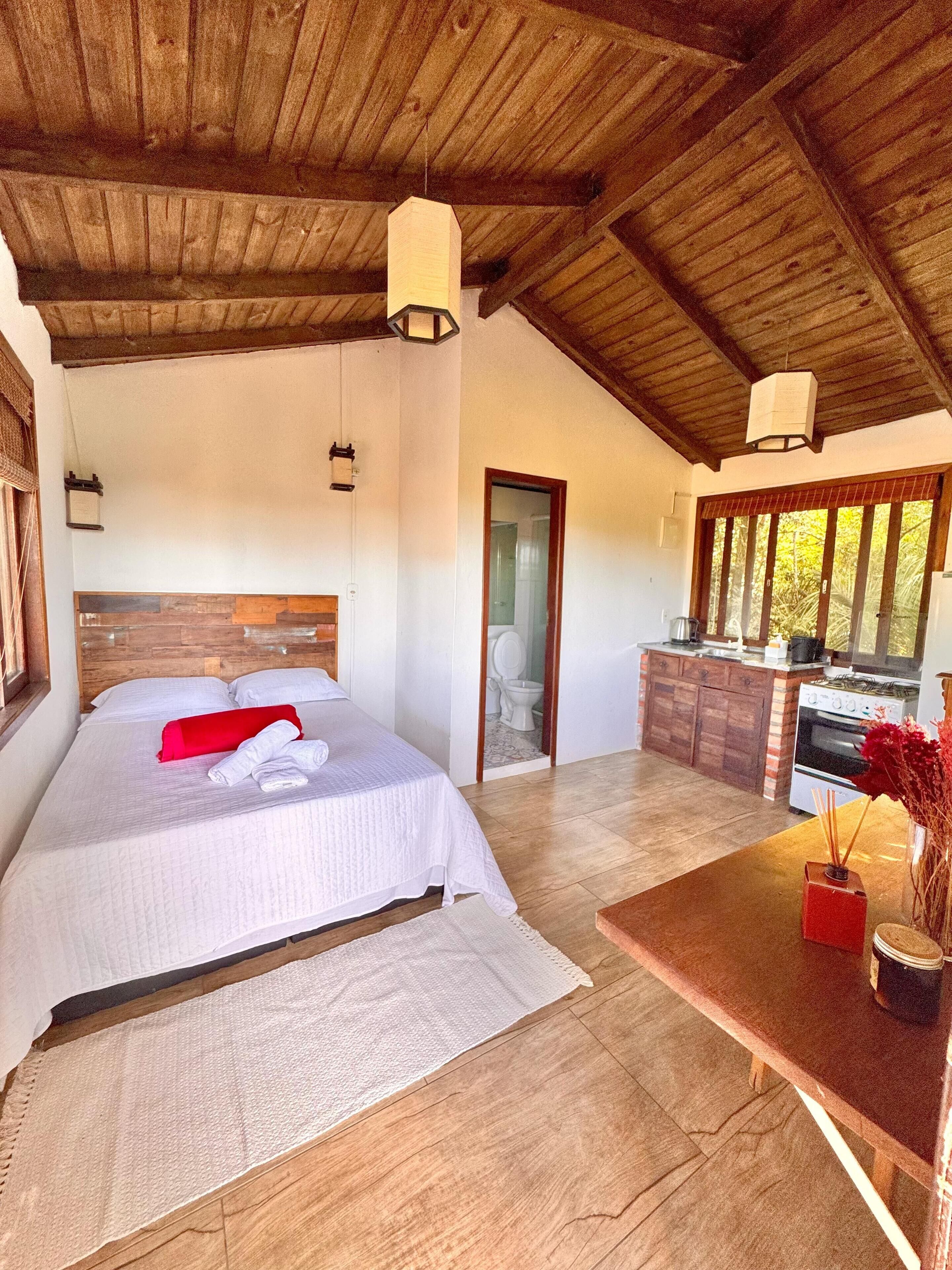 Espacio para trabajar con laptop, cortinas blackout y wifi gratis 