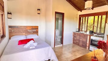 Espacio para trabajar con laptop, cortinas blackout y wifi gratis