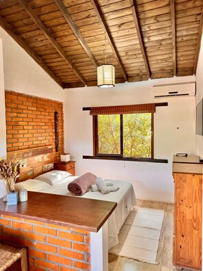 Superior Studio Suite, 1 Double Bed | Laptop workspace, blackout drapes, free WiFi, bed sheets - Studios Malakoopa (Imbituba)