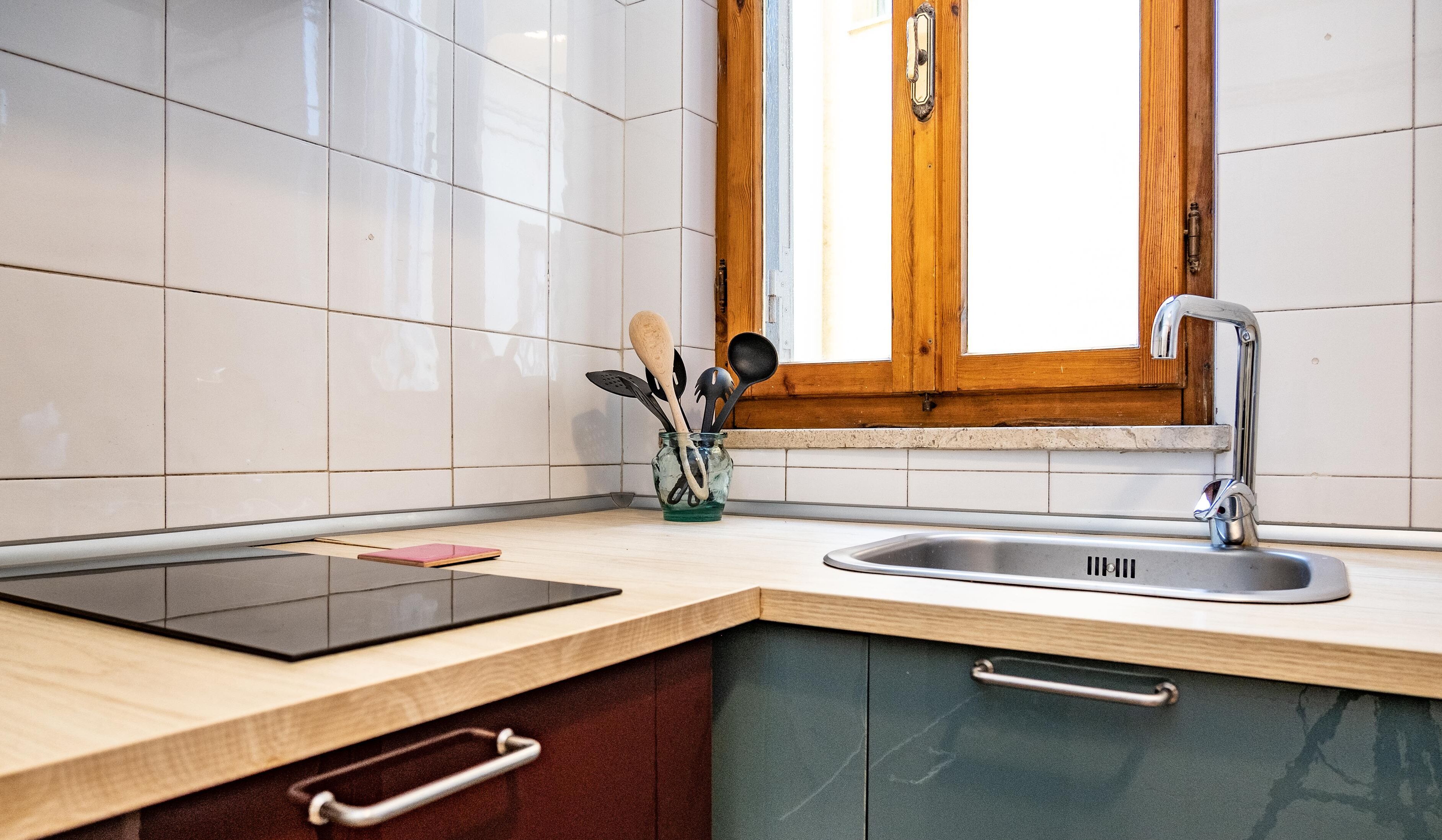 Appartamento Deluxe | Cucina privata | Frigorifero con congelatore, microonde, piano cottura, seggiolone