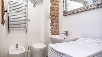 Appartamento Deluxe | Bagno | Asciugamani, sapone, shampoo