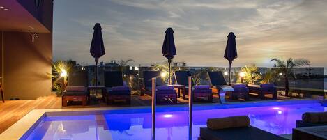 Kolam renang outdoor musiman, dengan payung kolam renang