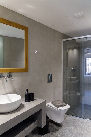 Shower, rainfall showerhead, free toiletries, hair dryer - Utopia Luxury Suites (Rethymno)