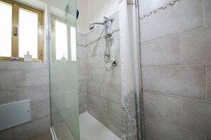 Dusche, Haartrockner, Bidet, Handtücher