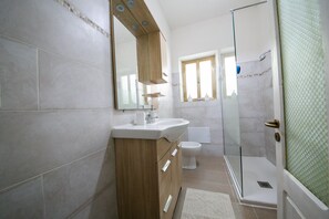 Douche, sèche-cheveux, bidet, serviettes fournies