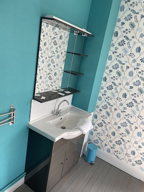 Basic-Doppel- oder -Zweibettzimmer | Badezimmer